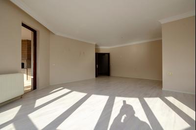 ÇUKURAMBAR'DA GENİŞ VE AYDINLIK 4+1 KİRALIK DAİRE