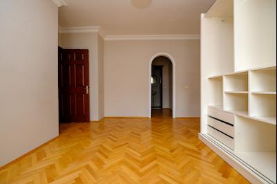 ÇUKURAMBAR'DA GENİŞ VE AYDINLIK 4+1 KİRALIK DAİRE