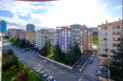 ÇUKURAMBAR'DA GENİŞ VE AYDINLIK 4+1 KİRALIK DAİRE