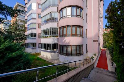 ÇUKURAMBAR'DA GENİŞ VE AYDINLIK 4+1 KİRALIK DAİRE