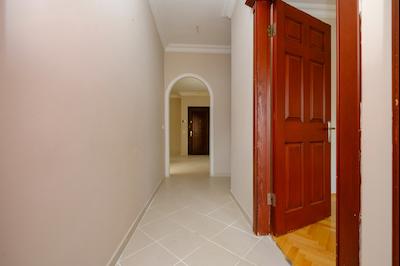 ÇUKURAMBAR'DA GENİŞ VE AYDINLIK 4+1 KİRALIK DAİRE