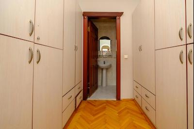 ÇUKURAMBAR'DA GENİŞ VE AYDINLIK 4+1 KİRALIK DAİRE