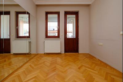 ÇUKURAMBAR'DA GENİŞ VE AYDINLIK 4+1 KİRALIK DAİRE