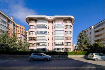 ÇUKURAMBAR'DA GENİŞ VE AYDINLIK 4+1 KİRALIK DAİRE