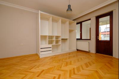 ÇUKURAMBAR'DA GENİŞ VE AYDINLIK 4+1 KİRALIK DAİRE