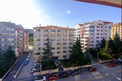 ÇUKURAMBAR'DA GENİŞ VE AYDINLIK 4+1 KİRALIK DAİRE