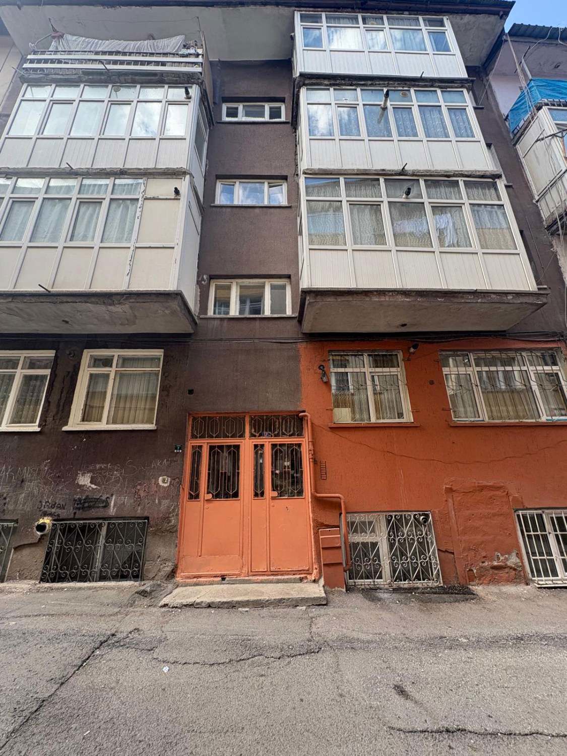REMAX İLKE'DEN ÇAYKARA CADDESİ'NDE 2+1 KİRALIK DAİRE