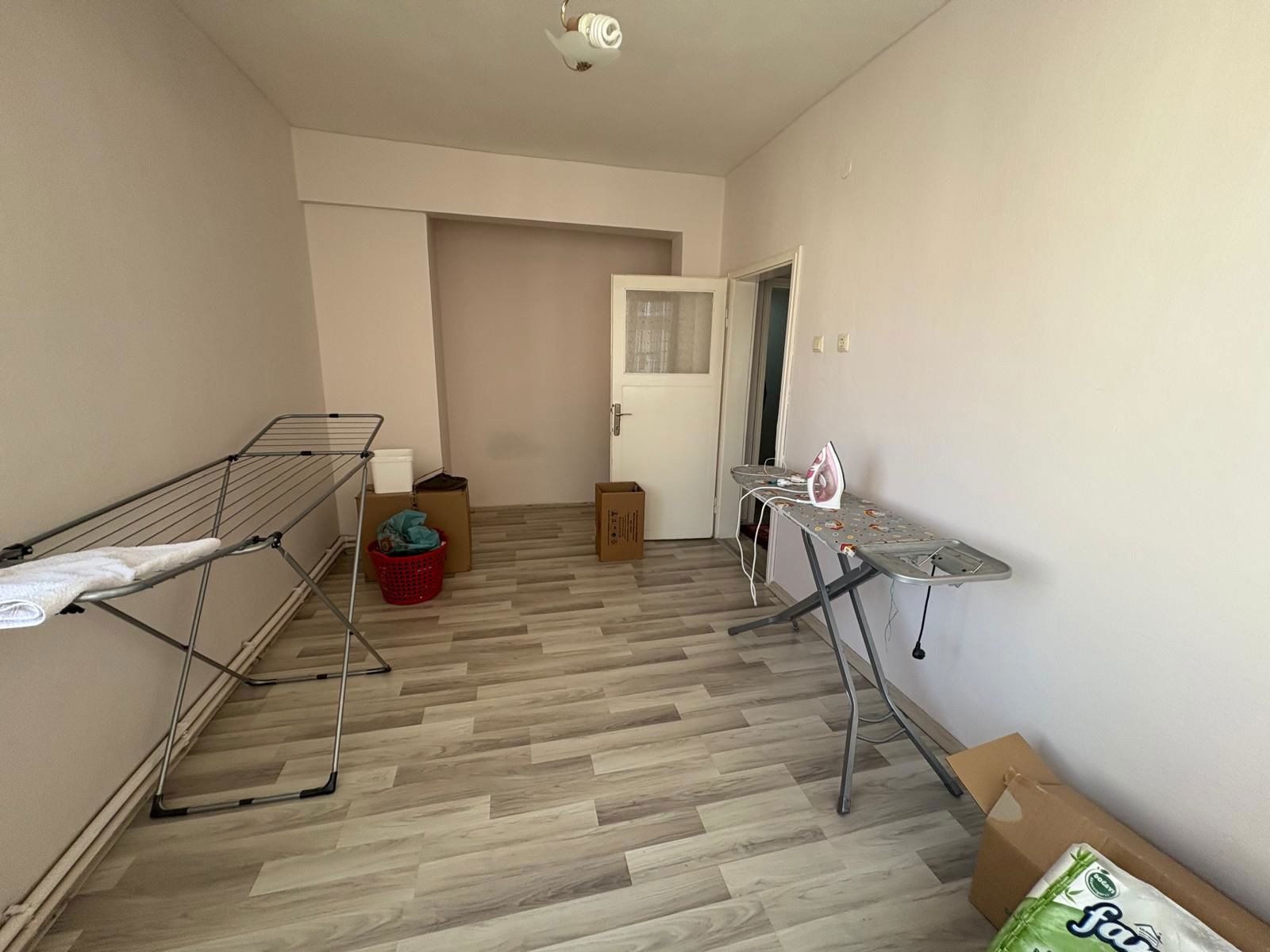 REMAX İLKE'DEN ÇAYKARA CADDESİ'NDE 2+1 KİRALIK DAİRE