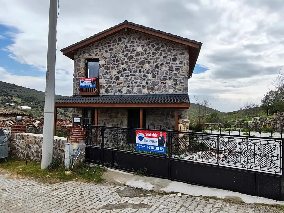 ALİAĞA AŞAĞIŞAKRAN'DA 469 M² ARSA İÇERİSİNDE DOĞA İLE İÇ İÇE SATILIK 2+1 DUBLEX TAŞ EV