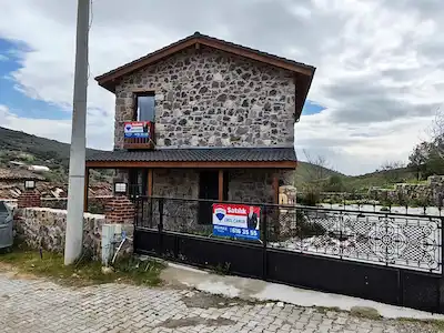 ALİAĞA AŞAĞIŞAKRAN'DA 469 M² ARSA İÇERİSİNDE DOĞA İLE İÇ İÇE SATILIK 2+1 DUBLEX TAŞ EV