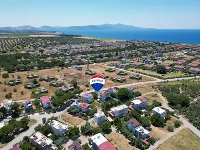 DİKİLİ SALIHLER’DE SITE İÇINDE SATILIK ARSA