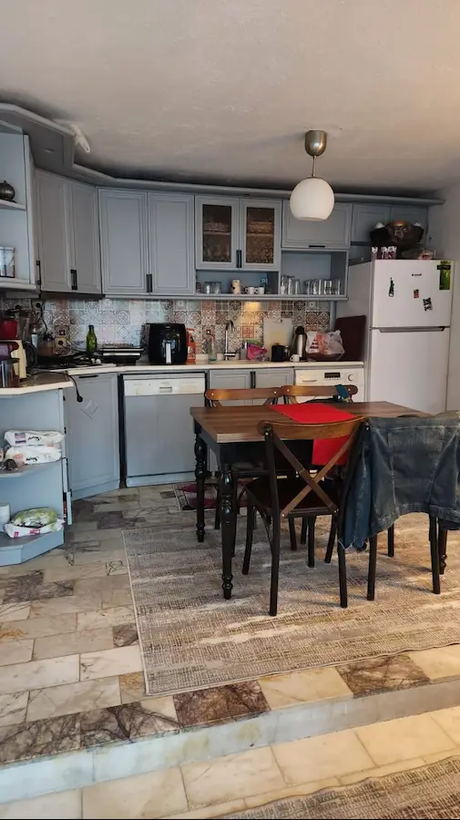 ESKI FOÇA DA İSMETPAŞA MAHALLESİ NDE MÜSTAKIL GIRIŞLI BAHÇE KATI 2+1 DAİRE