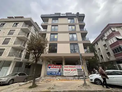 KÜÇÜKYALI MERKEZ MEKTEP CADDESİ ÜZERİNDE KİRALIK DEPOLU DÜKKAN