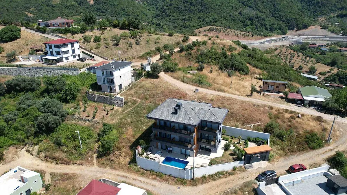 ESENKÖY'DE SATILIK MUHTEŞEM VİLLA