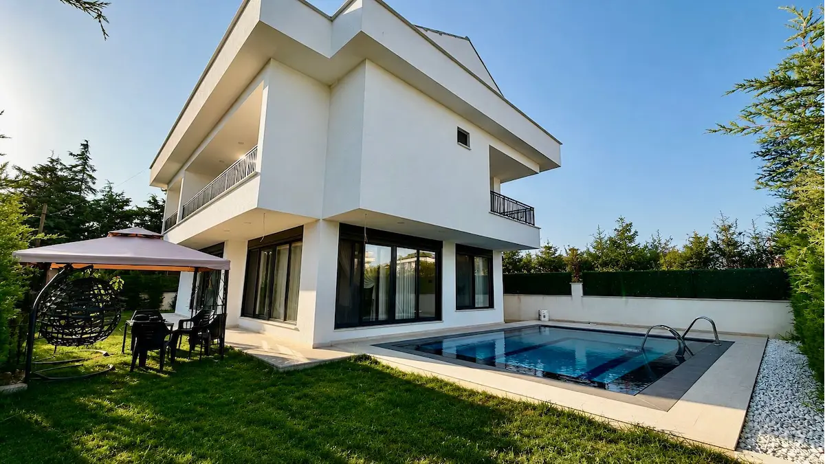 BÜYÜKÇEKMECE GÜZELCE'DE SATILIK LÜKS 6+1 MÜSTAKİL VİLLA