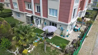 BÜYÜKÇEKMECE DERYA PARK SİTESİ HAVUZLU ÖZEL BAHÇE KULLANIMLI KAPALI MUTFAK GENİŞ 1+1