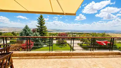 ÇIÇEKKENT TE PANORAMIK GÖL MANZARALI BAHÇE KULLANIMLARI AYRILMIŞ 4+2 İKIZ VILLA
