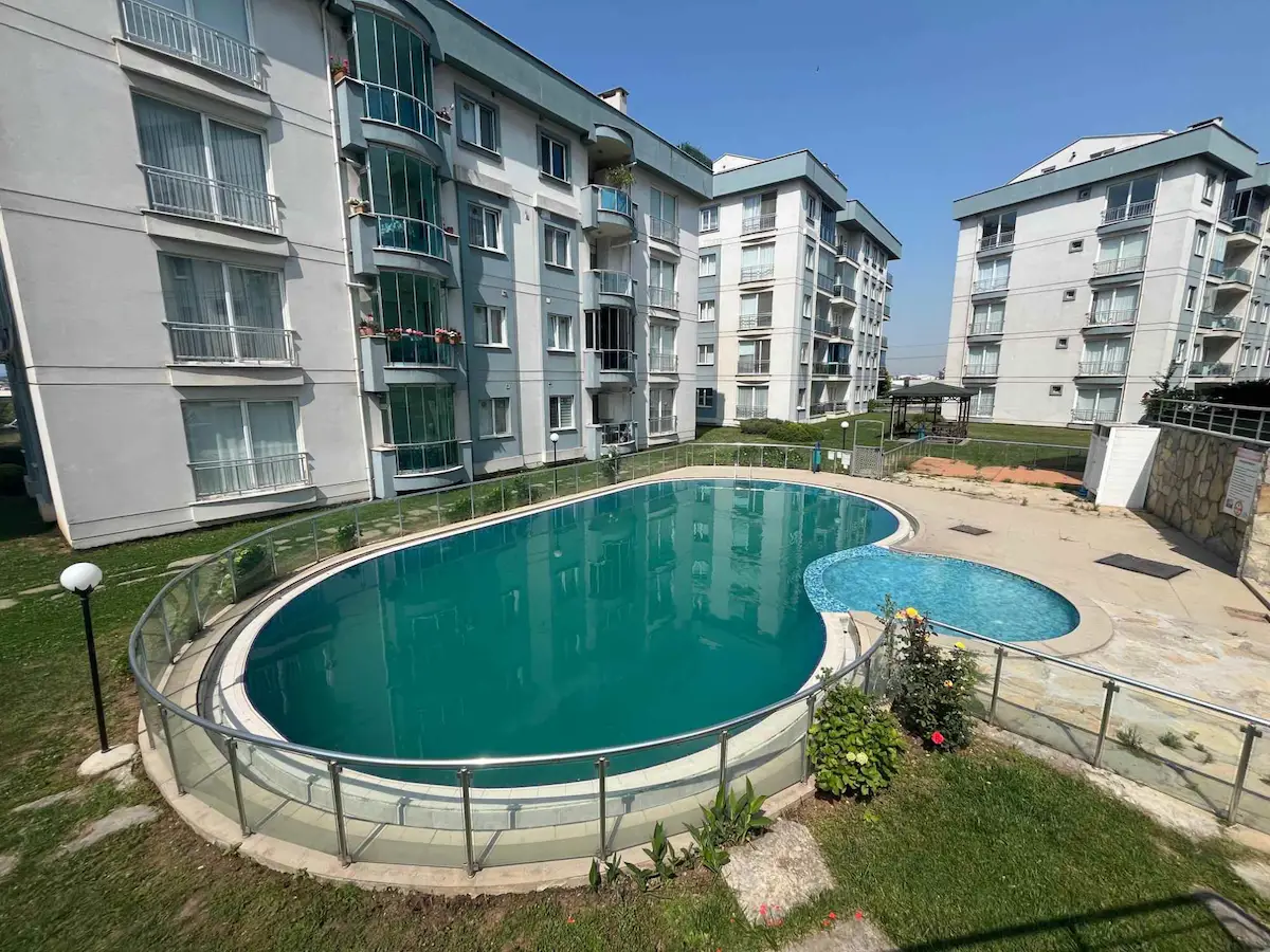 GEBZE KÖŞKLÜÇEŞME MAH. HAVUZLU VE KAPALI OTOPARKLI SİTEDE 3+1 ARAKAT SATILIK DAİRE    