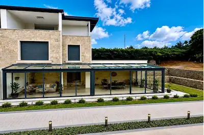 ÇEKMEKÖY REŞADIYE'DE DOĞA İÇINDE 3 KATLI/HAVUZ/OTOPARK/TERAS KİRALIK VILLA