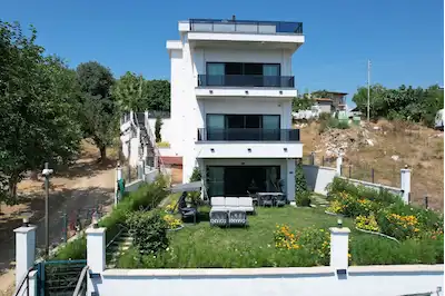 TERMAL AKKÖY'DE SATILIK ULUSLARARASI STANDARTLARDA 4 KATLI VILLA