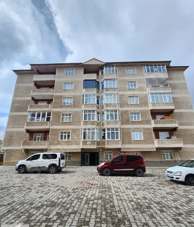 REMAX İLKE'DEN ABDURRAHMANGAZİ'DE İÇİ GÜZEL 3+1 SATILIK DAİRE