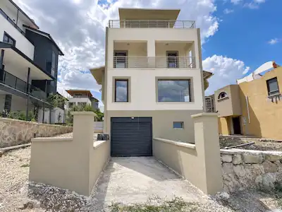 İŞBAŞARAN VİLLALARINDA HAVUZLU MODERN 6+1 KİRALIK VİLLA