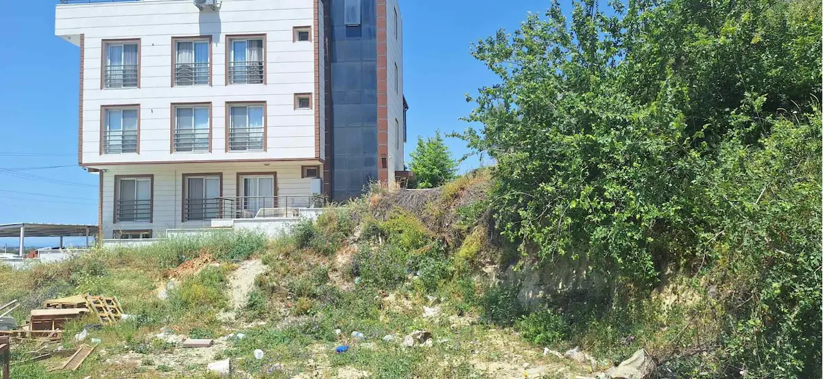 KUŞADASI DAVUTLAR MERKEZDE SATILIK TRIPLEKS VILLA ARSASI