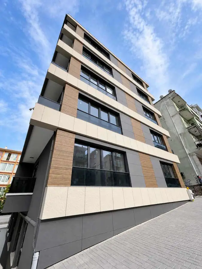 ŞEHIR MERKEZINDE KAPALI OTOPARKLI ÇIFT ASANSÖRLÜ SIFIR 1+1 DAIRE