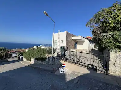 GİRNE MERKEZ’DE GÜNEY CEPHELİ, EŞYALI 4+1 MÜSTAKİL VİLLA | 240 M²
