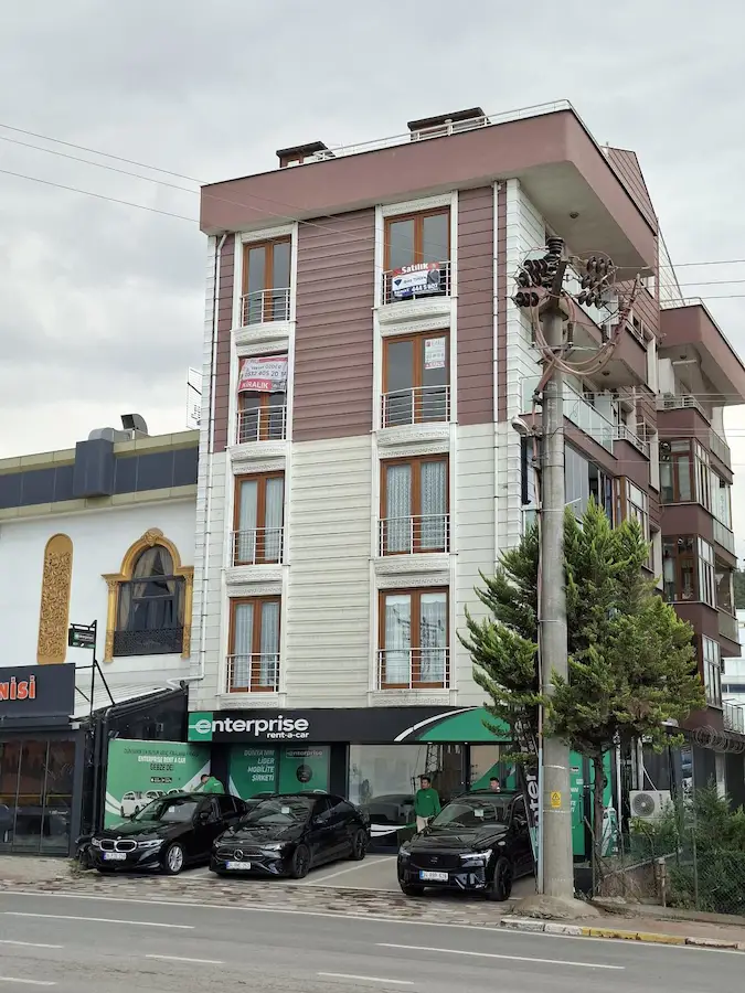 GEBZE YENIKENT'TE SATILIK 5+1 DAIRE-180M² BRÜT, MERKEZI KONUMDA