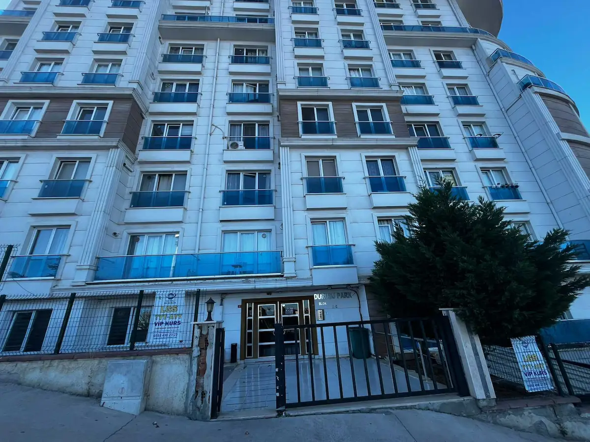 ÇAMLIK MAHALLESİ'NDE HAVAALANINA YAKIN SATILIK 1+1 ARA KAT DAİRE