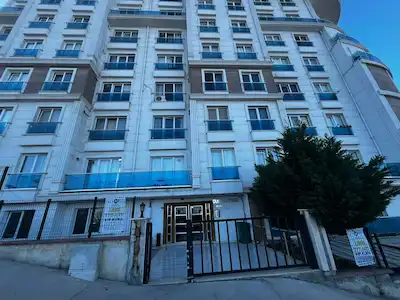 ÇAMLIK MAHALLESİ'NDE HAVAALANINA YAKIN SATILIK 1+1 ARA KAT DAİRE