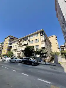 MERDİVENKÖY’DE LÜX YAPI, YENİLENMİŞ  2+1 DAİRE
