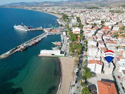 MERKEZDE PLAJA 50 METRE- ÇARŞIYA HERYERE YAKIN KONUMDA,DÜZAYAK,AYRI MUTFAKLI,YÜKSEK GİRİŞ 2+1 DAİRE