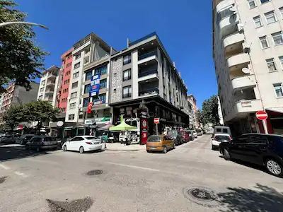 İZMİT BULVAR CADDE ÜZERİNDE ASANSÖRLÜ ÖN CEPHE 1+1 OFİS