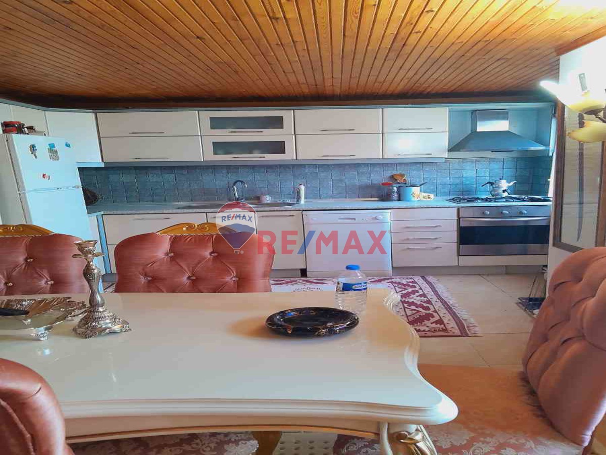 GÖLYAZIDA EMSALSİZ KONUMDA MÜSTAKİL KONAK