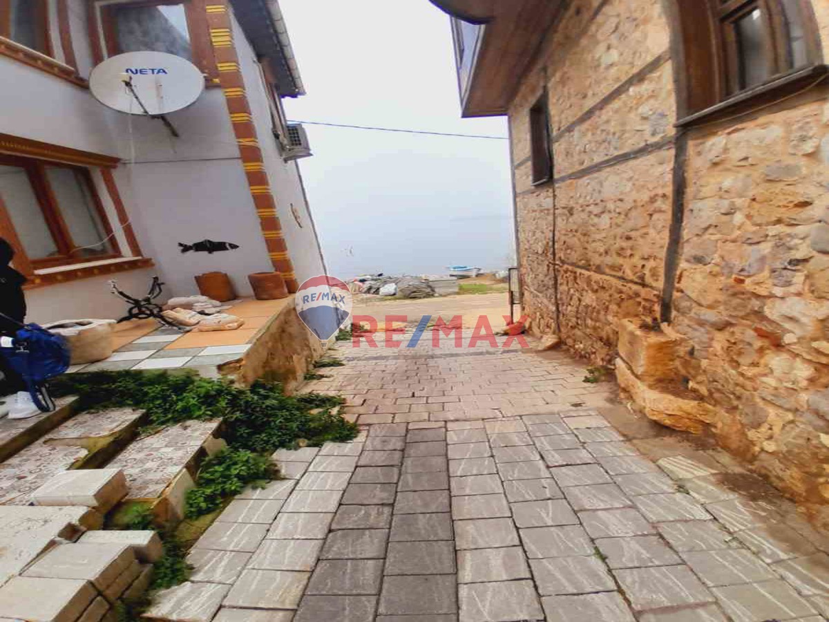 GÖLYAZIDA EMSALSİZ KONUMDA MÜSTAKİL KONAK