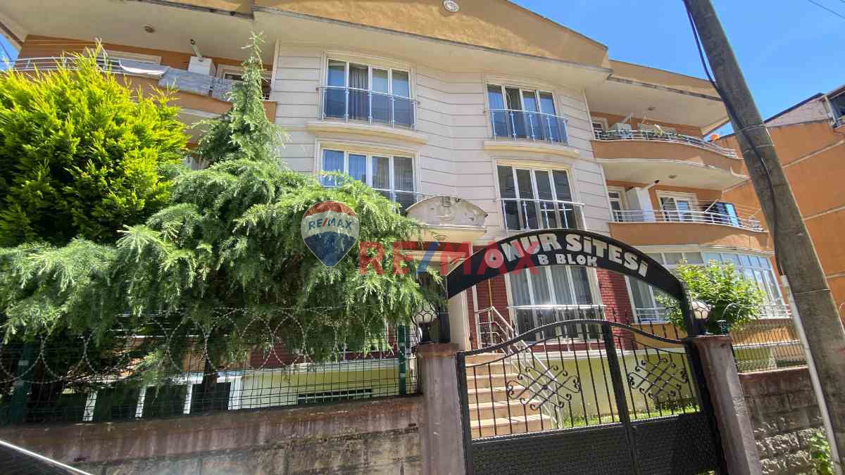 KARTEPE ATAEVLER MAHALLESİ ONUR SİTESİNDE ARAKAT 2+1 SATILIK DAİRE