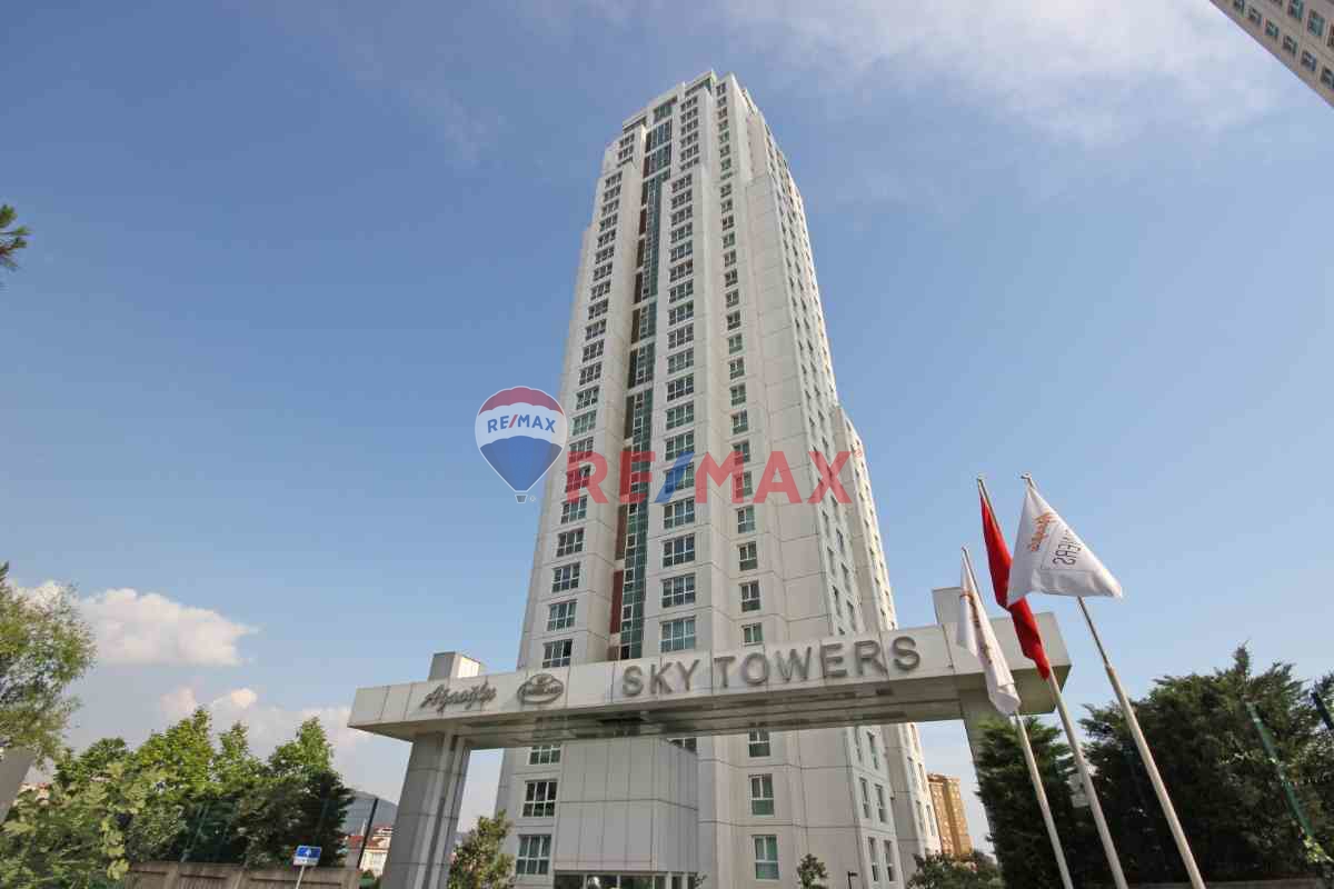 ATAŞEHİR AĞAOĞLU SKY TOWERS'DA SATILIK HAVUZ MANZARALI 3+1 DAİRE