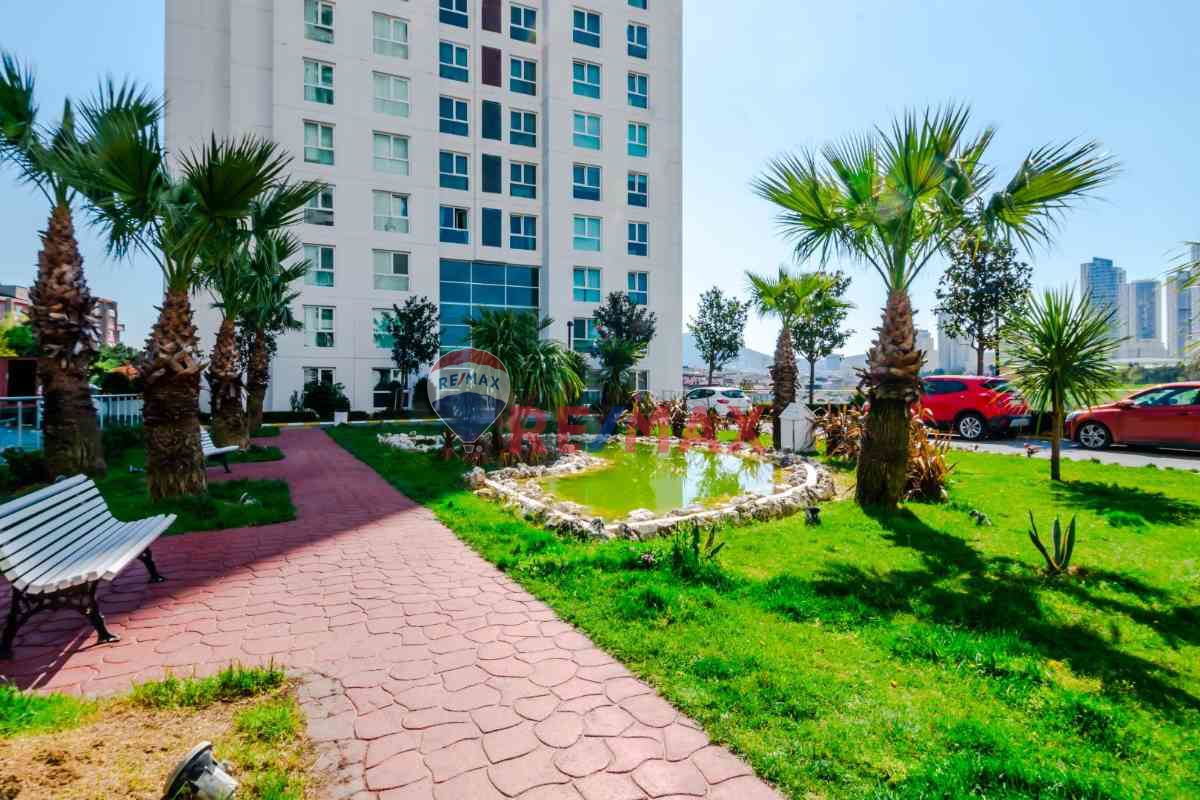 ATAŞEHİR AĞAOĞLU SKY TOWERS'DA SATILIK HAVUZ MANZARALI 3+1 DAİRE