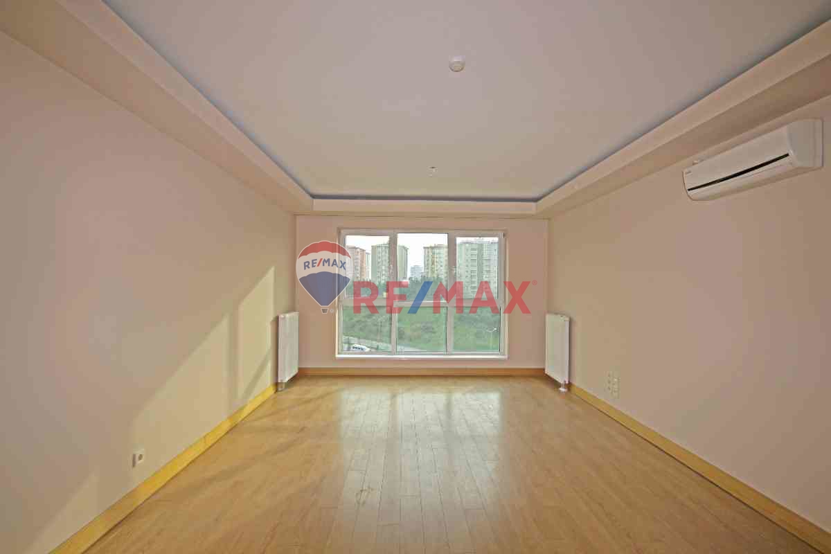 ATAŞEHİR AĞAOĞLU SKY TOWERS'DA SATILIK HAVUZ MANZARALI 3+1 DAİRE