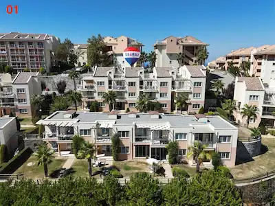 TÜM OLANAKLARI ILE BIR TATIL KÖYÜ IÇERISINDE SATILIK EŞYALI DUBLEKS DAIRE