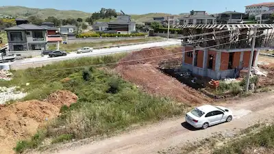 SEFERIHISAR DÜZCE MAH. YOLA PARALEL IMARLI SATILIK ARSA