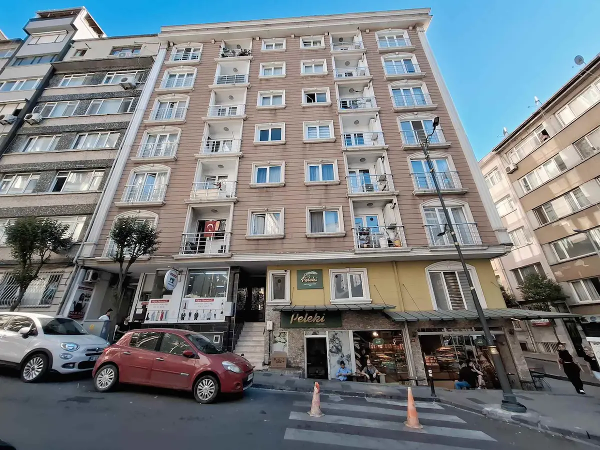 ŞİŞLİ ERGENEKON CADDESİ'NDE | BOMONTİ VE METROYA YAKIN | YENİ BİNA | KAT MÜLKİYETLİ SATILIK 2+1