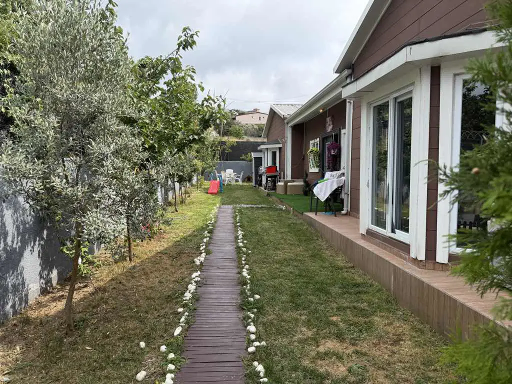 BÜYÜKÇEKMECE’DE 2023 YAPIMI, EŞYALI 4+1 BAHÇE KATI VİLLA | 3 BANYO | KREDİYE UYGUN