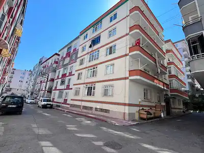 KADİFEKALE MAHALLESINDE SATILIK CADDEYE CEPHE, GENİŞ 3+1, ARA KAT, KREDİYE UYGUN DAIRE