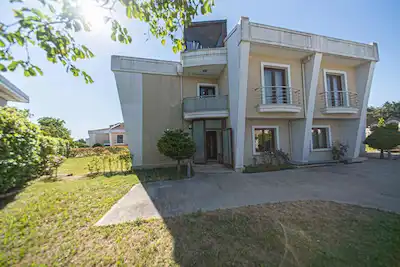 GÜRPINAR'DA SITE IÇERISINDE 4 KATLI 8+2 PRESTIJLI LÜKS VILLA