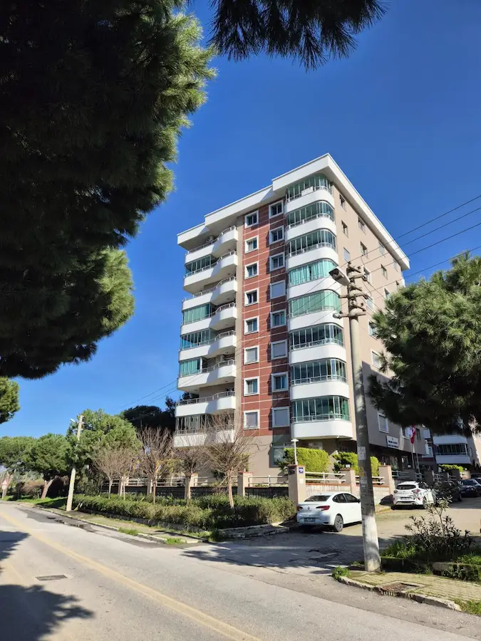 NARLIDERE EYLÜL SITESI'NDE DENIZ MANZARALI GENIŞ 4+1 DAIRE