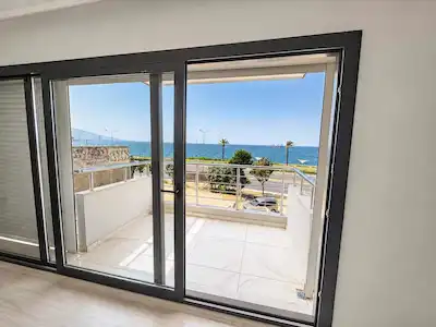 KARATAŞ SAHİLDE SATILIK OTOPARKLI YALI DAİRESİ