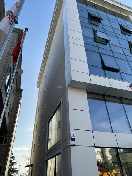 REMAX'DAN HEMEN KULLANIMA HAZIR MERKEZI KONUMDA KIRALIK OFIS
